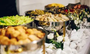 Ile kosztuje catering do domu? Ceny i porównanie ofert