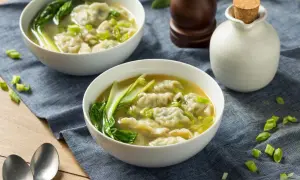 Zupa wonton: Co to jest? Smak, składniki i pochodzenie chińskiego przysmaku