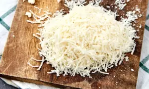 Stos tarty parmezan na drewnianej desce.