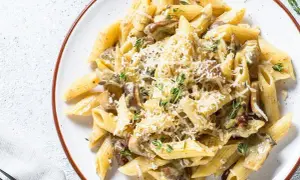 Penne z pieczarkami: Szybki przepis na kremowy obiad (poniżej 30 min)