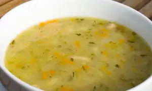 Zupa ogórkowa: przepis krok po kroku jak u babci - prosty i sprawdzony