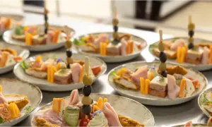 Catering za osobę 2025: Ile kosztuje? Sprawdź ceny i porady