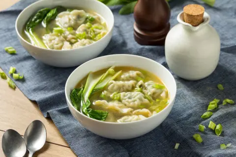 Zupa wonton: Co to jest? Smak, składniki i pochodzenie chińskiego przysmaku