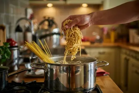 Kiedy wrzucić makaron do wody? Sekret idealnego "al dente"