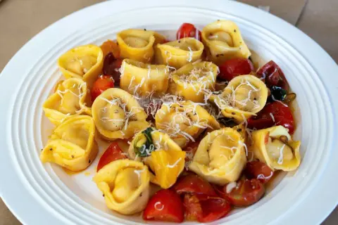Tortellini: Co to jest? Historia, przepisy i sekrety idealnych pierożków