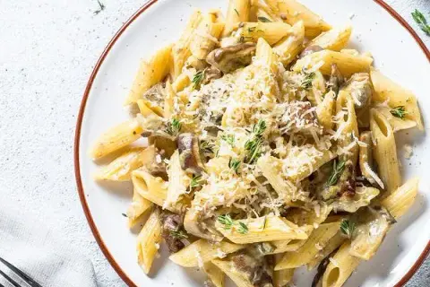 Penne z pieczarkami: Szybki przepis na kremowy obiad (poniżej 30 min)