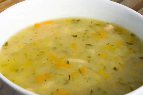 Zupa ogórkowa: przepis krok po kroku jak u babci - prosty i sprawdzony