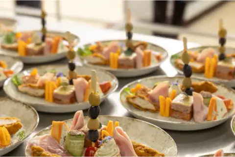 Catering za osobę 2025: Ile kosztuje? Sprawdź ceny i porady