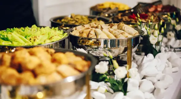 Ile kosztuje catering do domu? Ceny i porównanie ofert