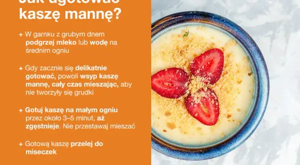 Miseczka kaszy manny z truskawkami i okruszkami.