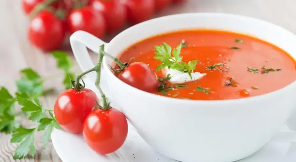 Zupa pomidorowa z makaronem, pomidorkami koktajlowymi i natką pietruszki.