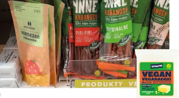 Opakowania wegańskich zamienników sera i kabanosów, obok kostki sera wegańskiego.
