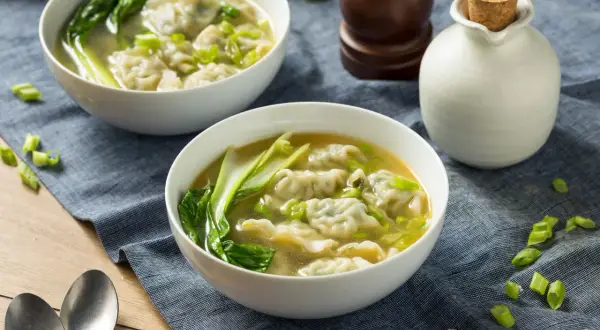 Zupa wonton: Co to jest? Smak, składniki i pochodzenie chińskiego przysmaku