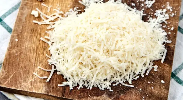 Stos tarty parmezan na drewnianej desce.