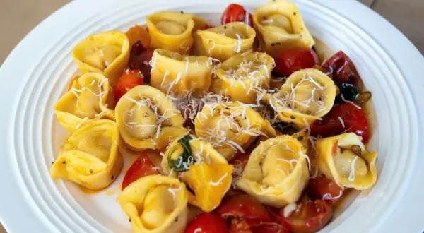 Tortellini: Co to jest? Historia, przepisy i sekrety idealnych pierożków