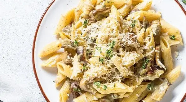 Penne z pieczarkami: Szybki przepis na kremowy obiad (poniżej 30 min)