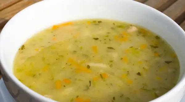 Zupa ogórkowa: przepis krok po kroku jak u babci - prosty i sprawdzony