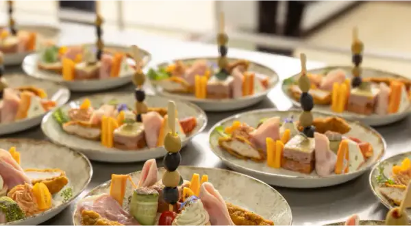 Catering za osobę 2025: Ile kosztuje? Sprawdź ceny i porady