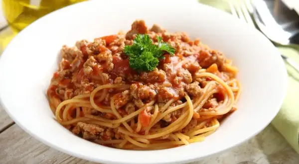 Prosty przepis na Spaghetti Bolognese Szybki i Pyszny!