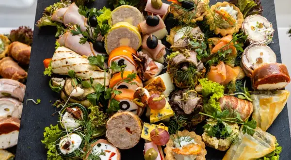 Catering od osoby w Polsce: Ile kosztuje w 2025? [Przewodnik]