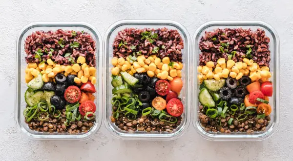 Ile kosztuje miesięczny catering? Cena, czynniki, oszczędności