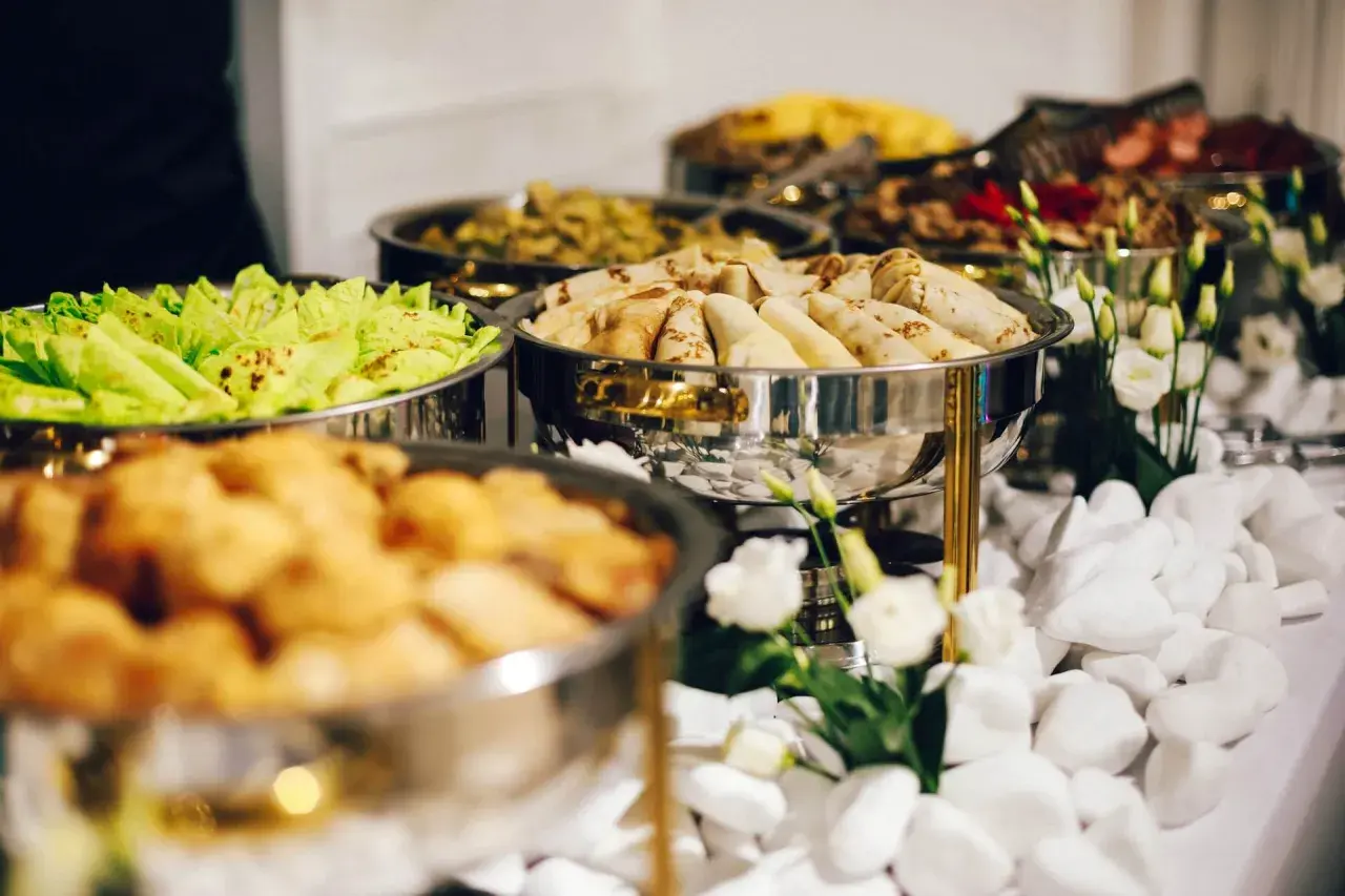 Ile kosztuje catering do domu? Ceny i porównanie ofert