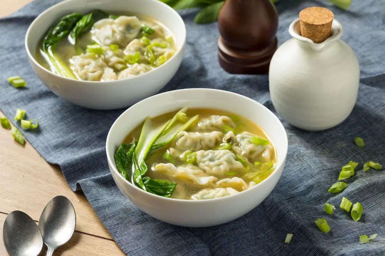 Zupa wonton: Co to jest? Smak, składniki i pochodzenie chińskiego przysmaku