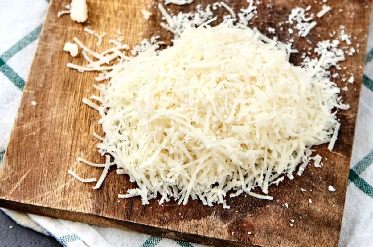 Stos tarty parmezan na drewnianej desce.