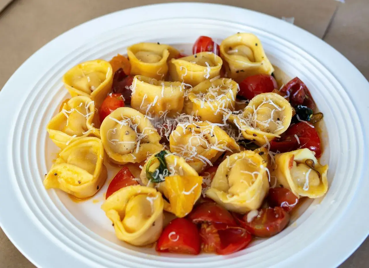 Tortellini: Co to jest? Historia, przepisy i sekrety idealnych pierożków