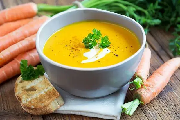 Zupa marchewkowa z różnymi dodatkami