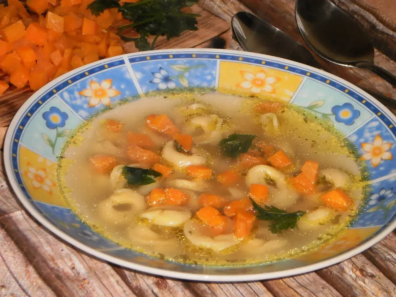 Tortellini w rosole i z sosem