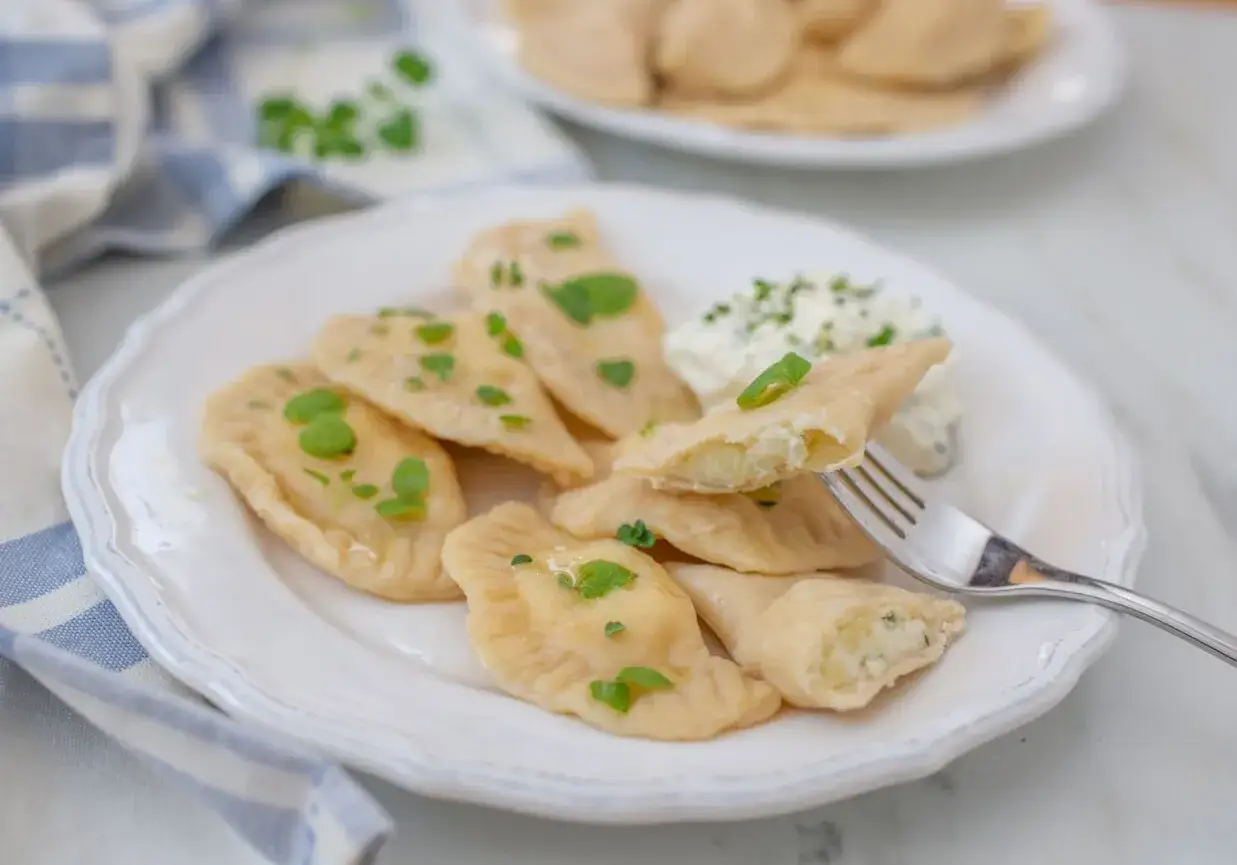 pierogi ruskie z kwaśną śmietaną