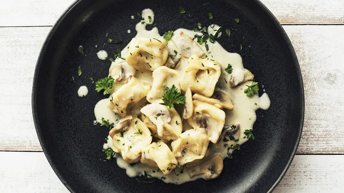 tortellini z grzybami w sosie śmietanowym