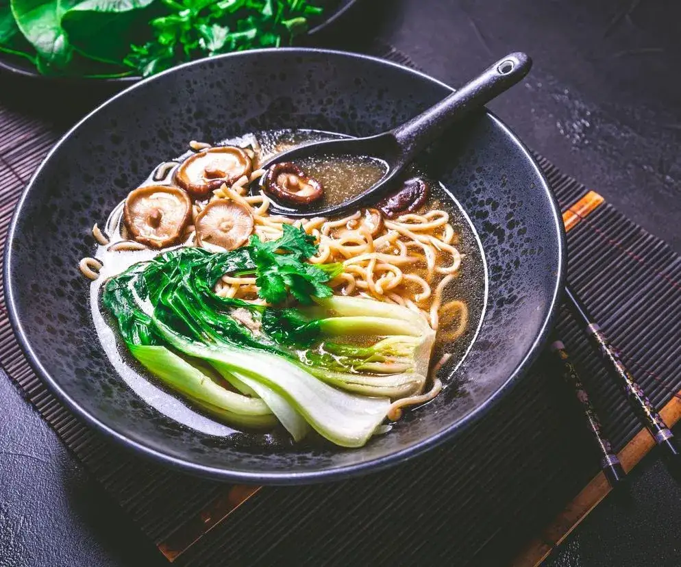 egzotyczne zupy na obiad, ramen, tajska zupa