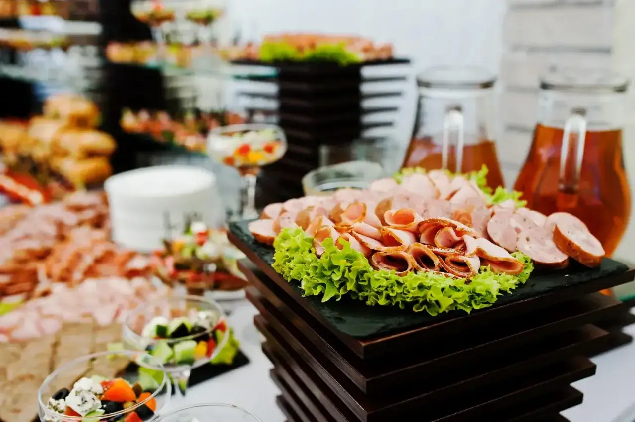 czynniki wpływające na koszt cateringu