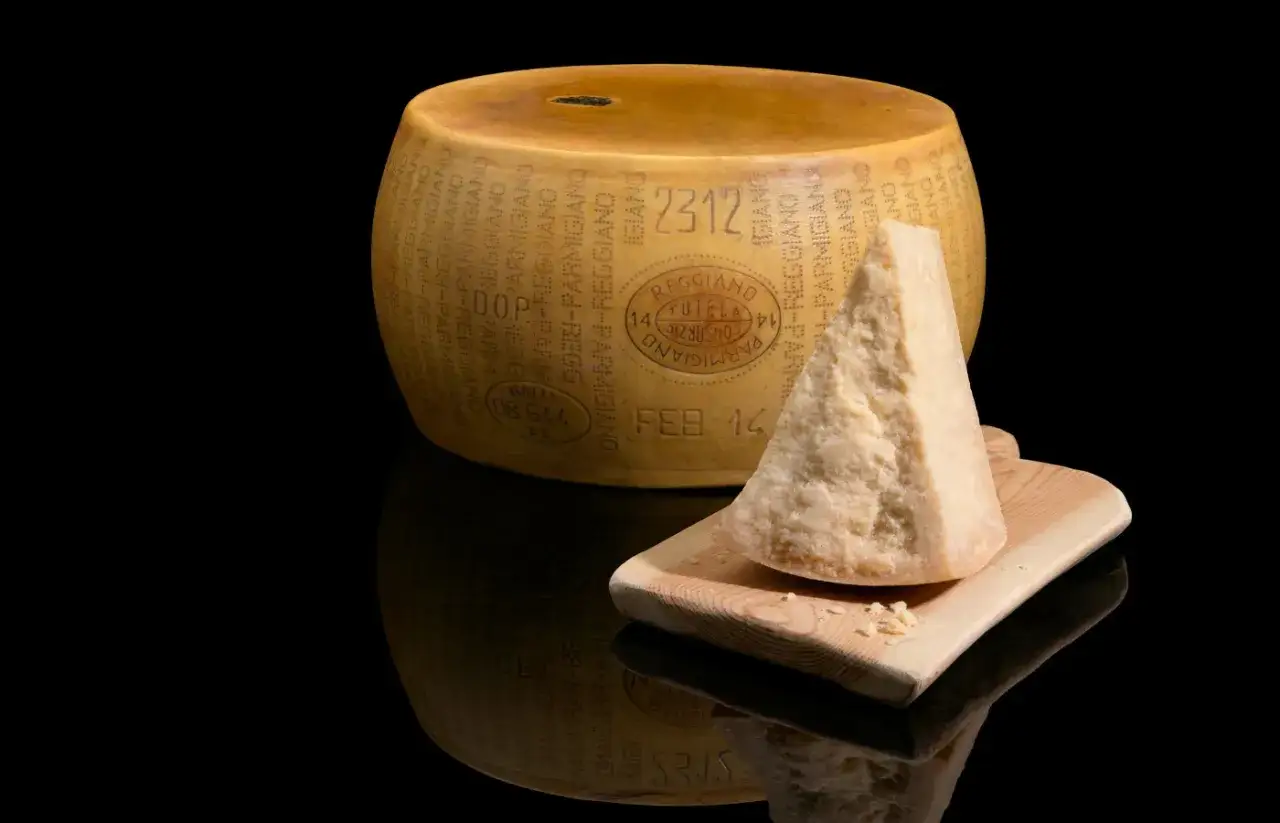 Oznaczenia na skórce Parmigiano Reggiano