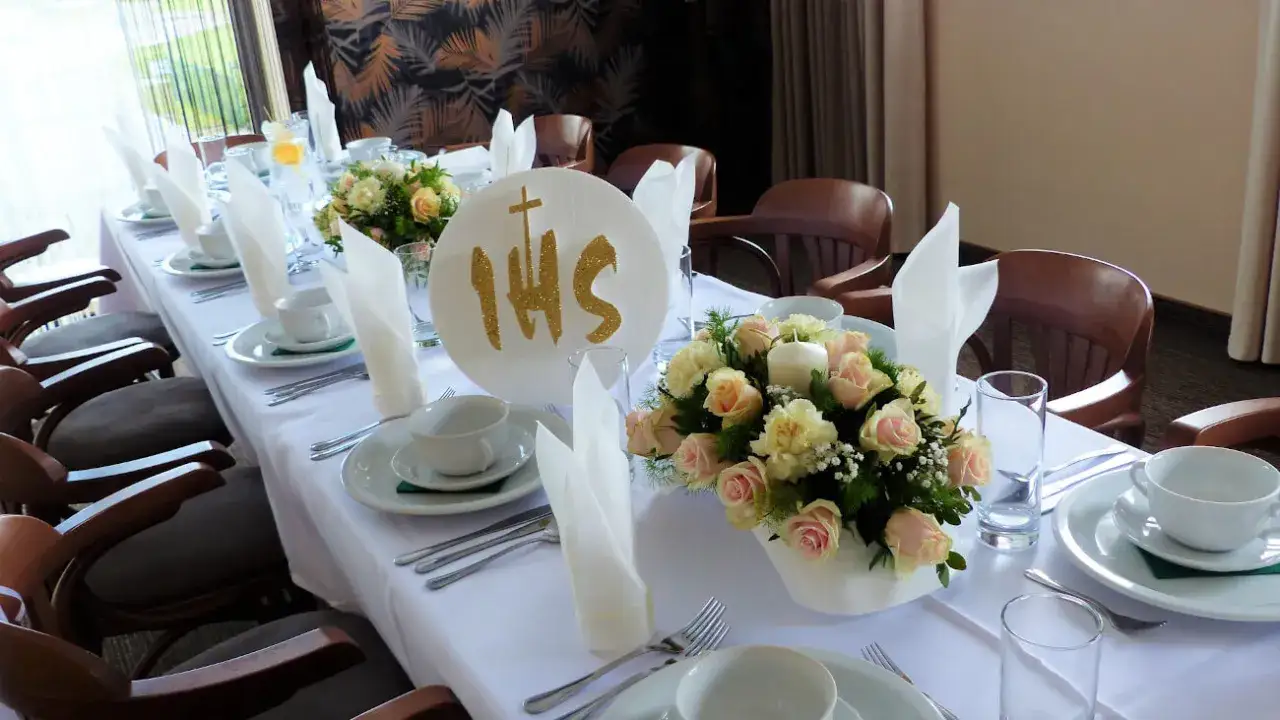 catering komunijny aranżacje stoł&oacute;w