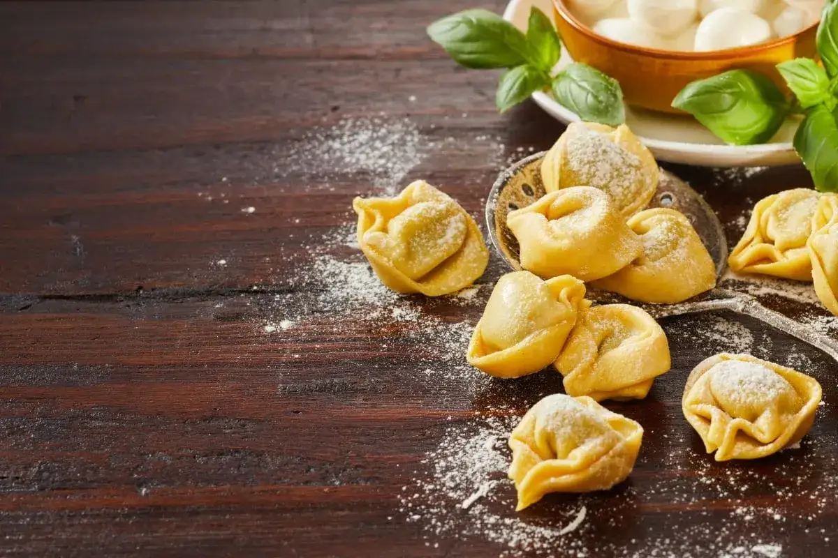różne rodzaje sosów do tortellini