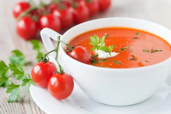 Zupa pomidorowa z makaronem, pomidorkami koktajlowymi i natką pietruszki.
