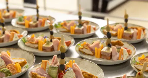 Catering za osobę 2025: Ile kosztuje? Sprawdź ceny i porady